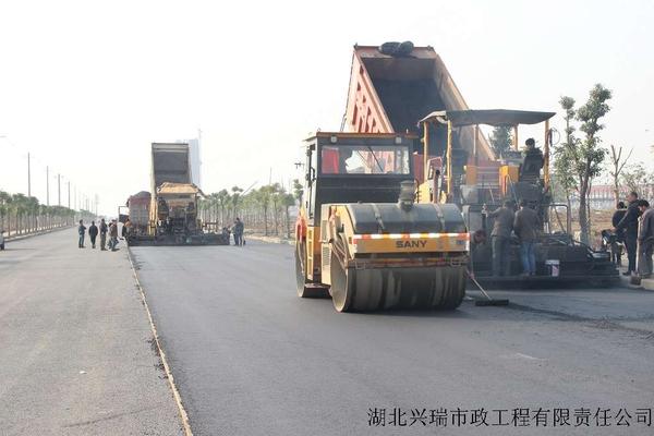 樊八路瀝青攤鋪